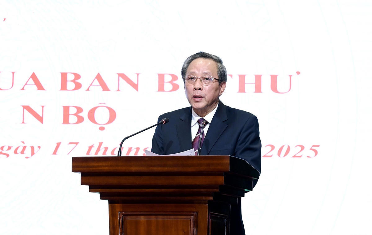 Ông Hoàng Đăng Quang - Phó Trưởng ban Thường trực Ban Tổ chức Trung ương phát biểu giao nhiệm vụ. Ảnh: BHT.