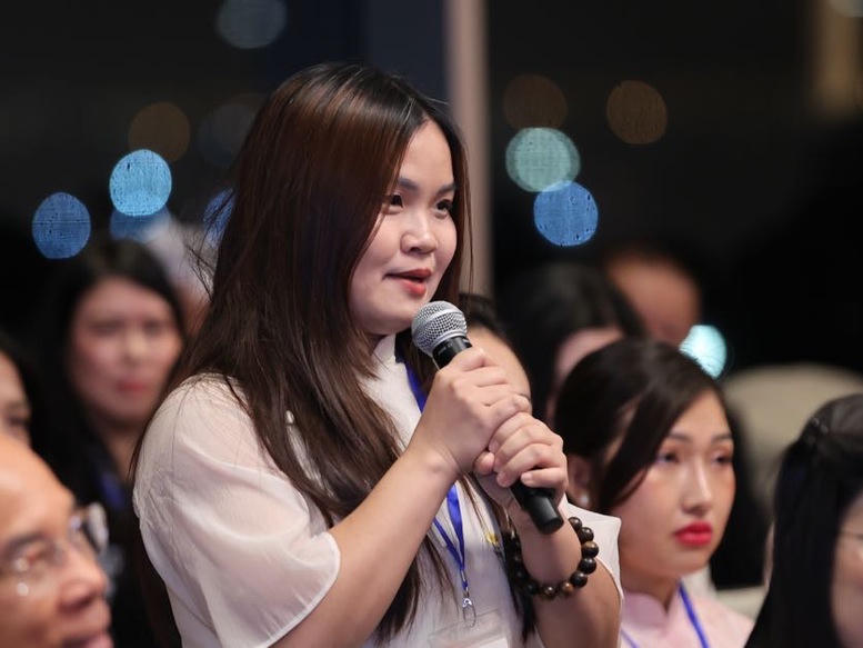 Đại diện cộng đồng người Việt tại Kuwait bày tỏ vui mừng và rất đỗi tự hào được đón Thủ tướng Chính phủ và Phu nhân - Ảnh: VGP/Nhật Bắc.