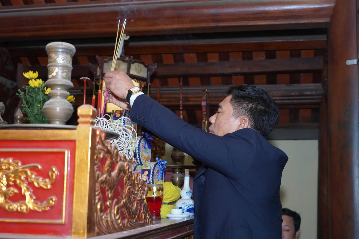 Đại diện Đoàn dâng hương tưởng nhớ Trung tướng Nguyễn Bình. Ảnh: Trần Cườn