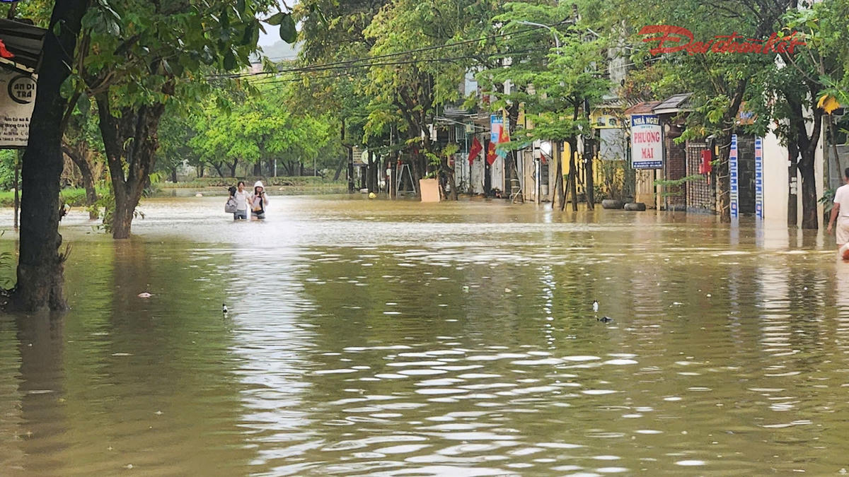 Sáng 17/11, mưa lớn khiến nhiều tuyến đường ở trung tâm thành phố Huế ngập sâu. Ảnh: N.Q.