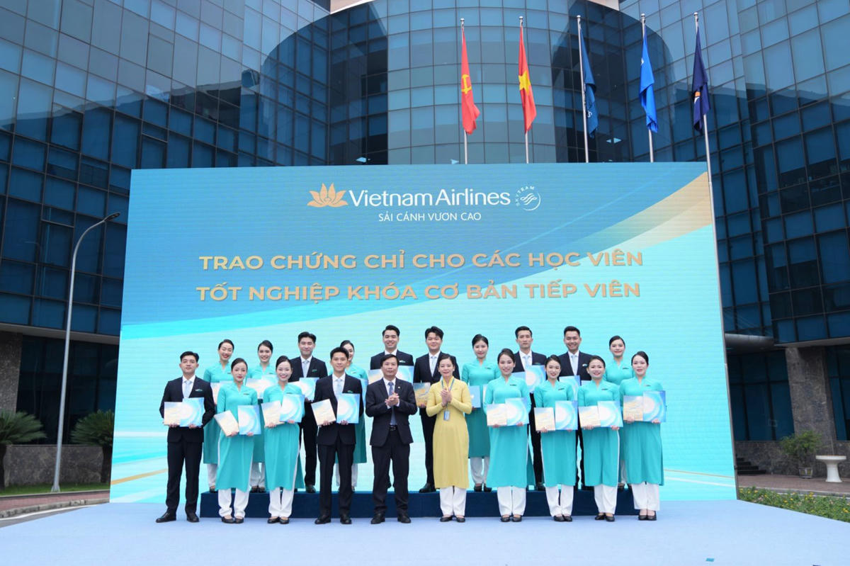 Khoảnh khắc trao chứng chỉ tốt nghiệp khóa tiếp viên cơ bản là một điểm nhấn trong chương trình của Ngày hội, thể hiện nỗ lực của Vietnam Airlines trong đào tạo nguồn nhân lực chất lượng cao. Niềm tự hào hiện rõ trên gương mặt các học viên bởi đây là dấu mốc quan trọng ghi nhận sự cố gắng và nỗ lực của họ, mở ra bước khởi đầu đầy ý nghĩa cho hành trình nghề nghiệp trong ngành hàng không.