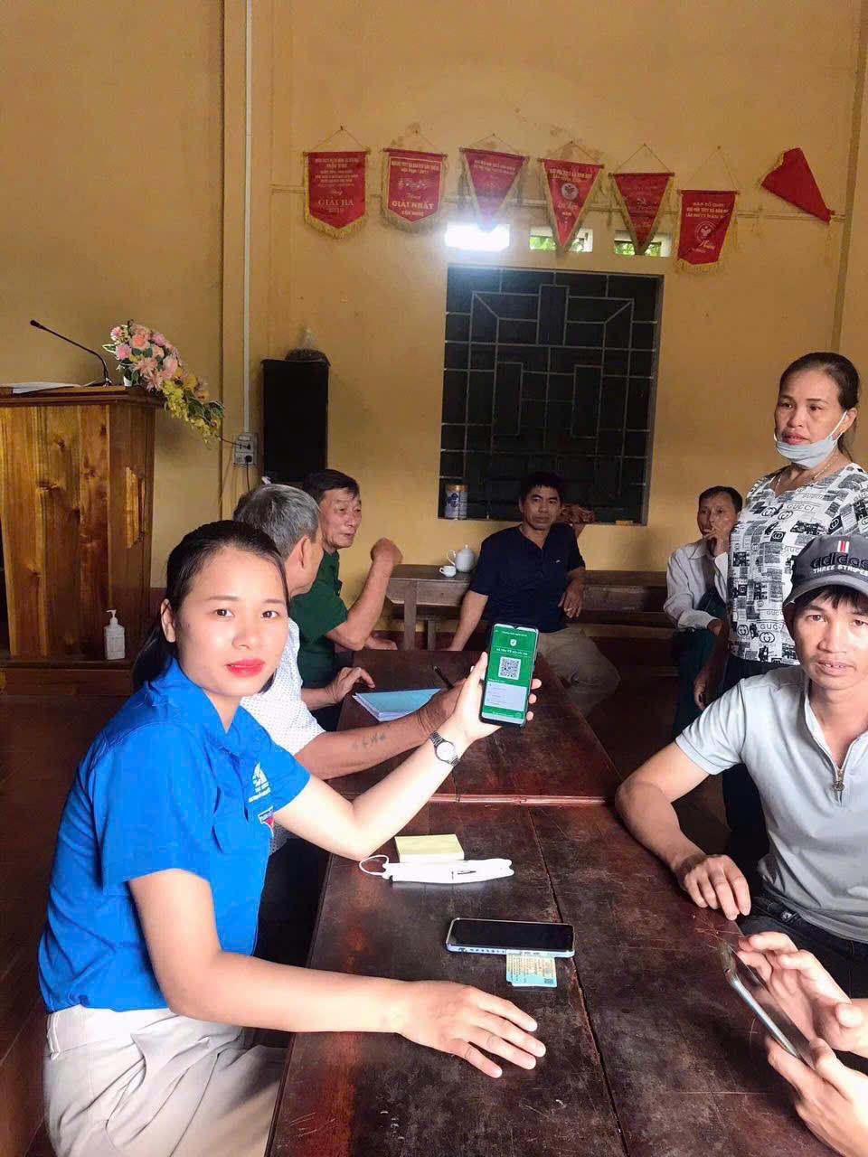 Hướng dẫn người dân ứng dụng công nghệ thông tin, tiếp cận Internet qua điện thoại thông minh tại xã Thanh Mai.