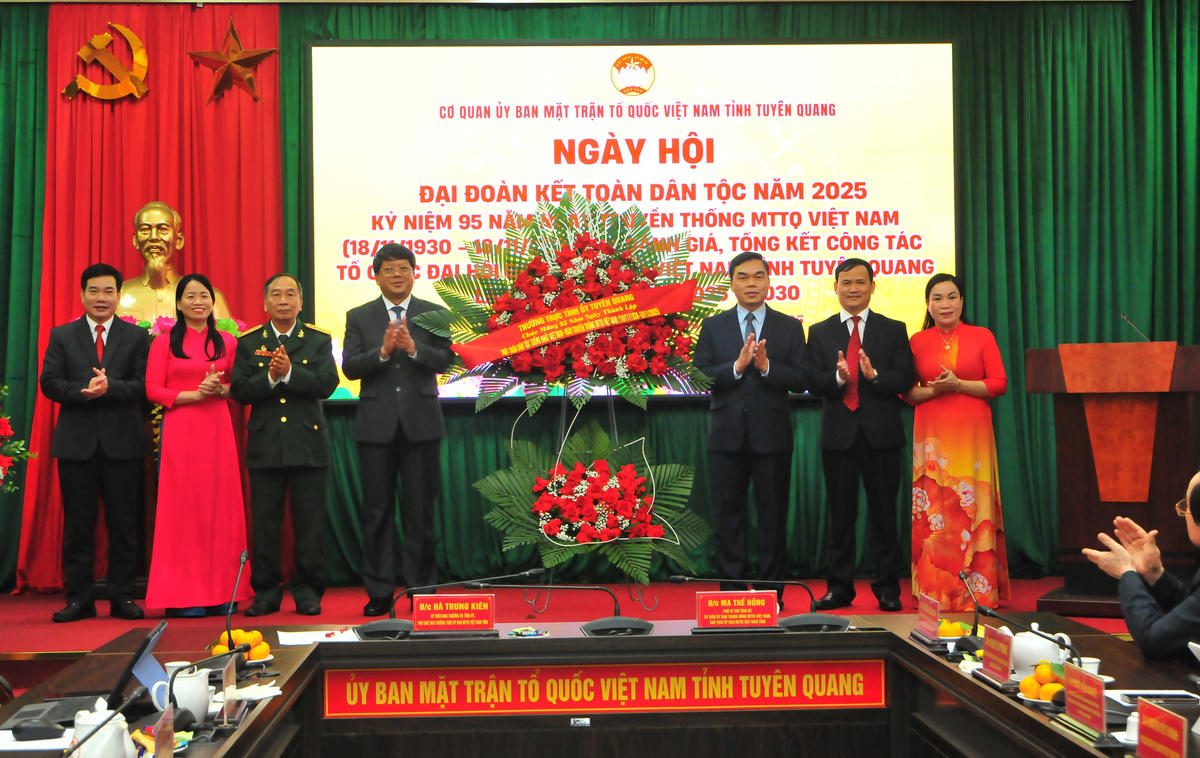 Thay mặt Thường trực Tỉnh ủy, ông Ma Thế Hồng, Phó Bí thư Tỉnh ủy, Chủ tịch Ủy ban MTTQ Việt Nam tỉnh Tuyên Quang tặng hoa chúc mừng tập thể cơ quan Ủy ban MTTQ Việt Nam tỉnh. Ảnh Xuân Trường.