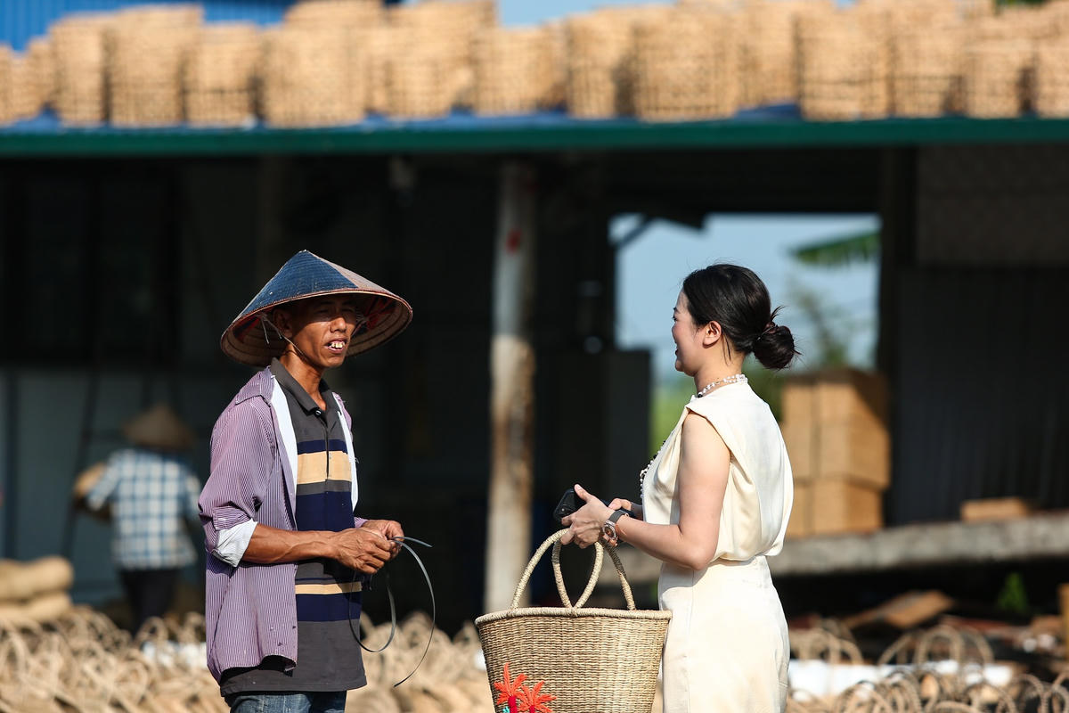 Điều hạnh phúc nhất của chị là được thấy nụ cười của người lao động mỗi ngày. Ảnh: Đình Minh