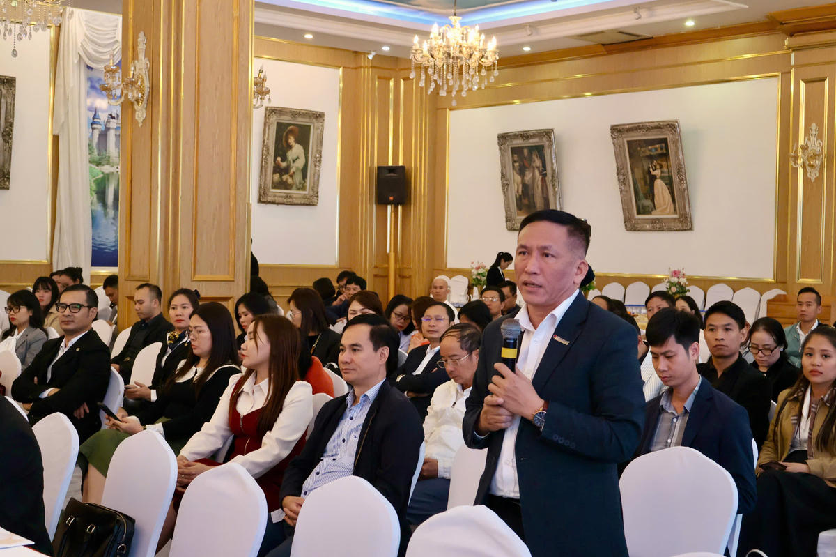 Đại diện doanh nghiệp lữ hành tham gia ý kiến tại hội nghị. Ảnh: NH.&nbsp;