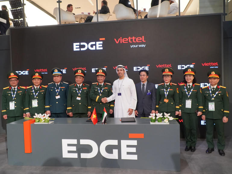 Thượng tướng Hoàng Xuân Chiến chứng kiến Lễ ký Bản ghi nhớ giữa Tập đoàn Công nghiệp-Viễn thông Quân đội Viettel và Tập đoàn EDGE của UAE. Ảnh: T.Minh