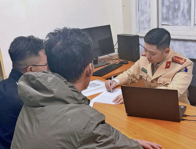 Tài xế xe tải và đại diện doanh nghiệp làm việc tại cơ quan Công an.