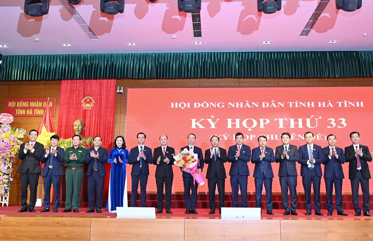 Các đồng chí Ủy viên Ban Thường vụ Tỉnh ủy Hà Tĩnh tặng hoa chúc mừng tân Chủ tịch UBND tỉnh Phan Thiên Định. Ảnh: BHT.