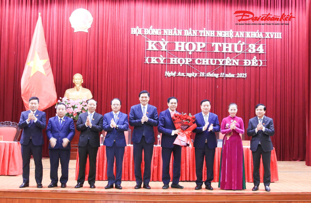 Lãnh đạo Tỉnh ủy, HĐND, UBND, Ủy ban MTTQ tỉnh Nghệ An tặng hoa cho ông Võ Trọng Hải - Phó Bí thư Tỉnh ủy, Chủ tịch UBND tỉnh Nghệ An. Ảnh: NT.