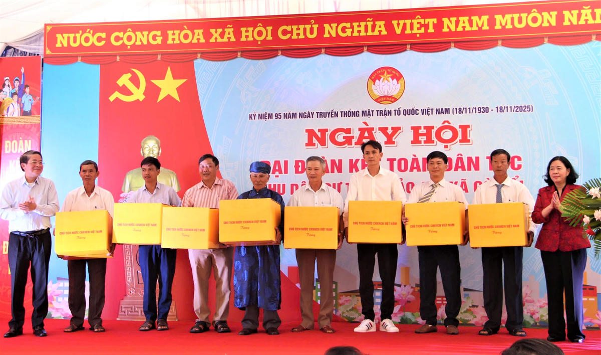 Chủ tịch Ủy ban Trung ương MTTQ Việt Nam Bùi Thị Minh Hoài và Phó Chủ tịch Quốc hội Nguyễn Đức Hải tặng quà nhân dân xã Gò Nổi. Ảnh: Chí Đại.