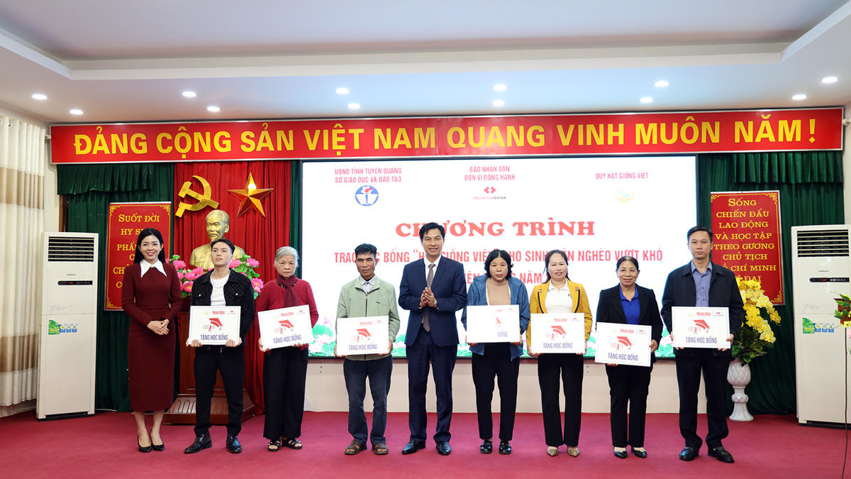Lãnh đạo Sở Giáo dục và Đào tạo tỉnh Tuyên Quang và đơn vị tài trợ trao học bổng cho đại diện gia đình các em sinh viên nghèo vượt khó.