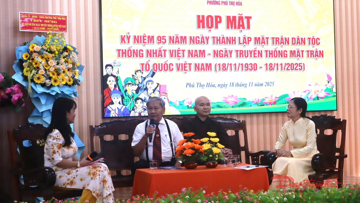 Quang cảnh giao lưu bàn tròn cá nhân tiêu biểu công tác Mặt trận phường Phú Thọ Hoà. Ảnh: Hồng Phúc.