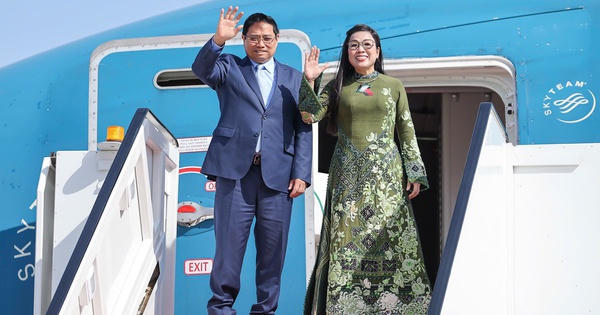 Thủ tướng Phạm Minh Chính và Phu nhân cùng đoàn đại biểu cấp cao Việt Nam rời Kuwait, lên đường thăm chính thức Cộng hòa Algeria Dân chủ Nhân dân theo lời mời của Thủ tướng Sifi Ghrieb - Ảnh: VGP/Nhật Bắc