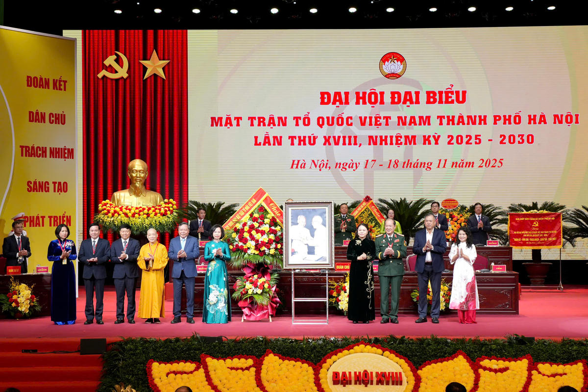 Ủy viên Ban Chấp hành Trung ương Đảng, Phó Chủ tịch, Tổng Thư ký UBTƯ MTTQ Việt Nam Nguyễn Thị Thu Hà và lãnh đạo UBTƯ MTTQ Việt Nam tặng bức ảnh Bác Hồ - Bác Tôn tới Đại hội.