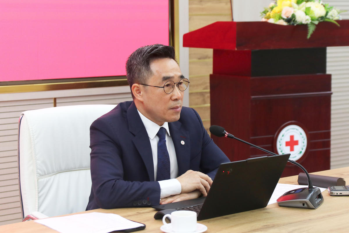 Ông Nguyễn Hải Anh, Phó Chủ tịch, Tổng Thư ký Trung ương Hội Chữ thập đỏ Việt Nam trao đổi với phóng viên các cơ quan báo chí. Ảnh: Tiến Đạt.