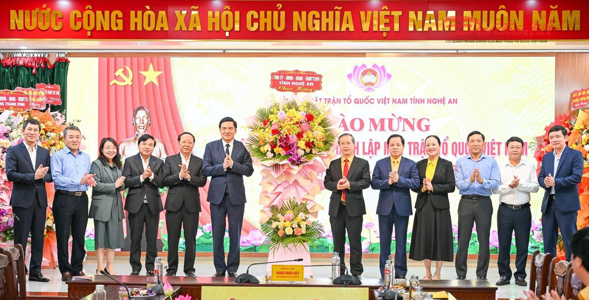 Sáng cùng ngày, tại trụ sở Ủy ban MTTQ tỉnh Nghệ An, ông Hoàng Nghĩa Hiếu - Phó Bí thư Thường trực Tỉnh ủy Nghệ An đã đến chúc mừng Uỷ ban MTTQ tỉnh Nghệ An nhân kỷ niệm 95 năm Ngày thành lập Mặt trận Dân tộc thống nhất Việt Nam. Ảnh: TC.