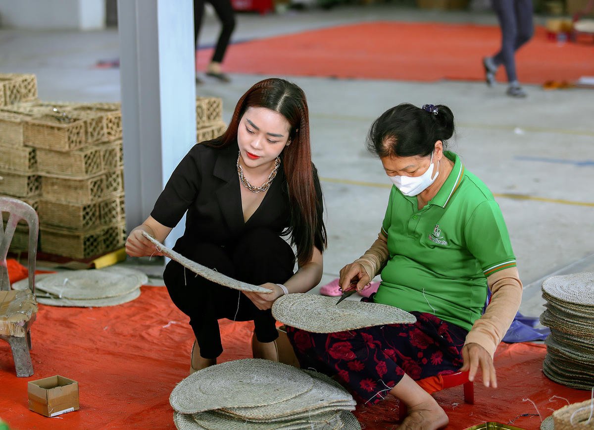 Từ khi mở rộng sản xuất, chị đã định hướng cơ sở của mình phải đa dạng hoá các loại sản phẩm. Ảnh: Đình Minh