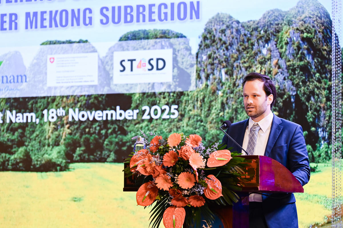 Ông Etienne Jenni - Giám đốc Vụ Xúc tiến thương mại, Tổng cục kinh tế Thụy Sỹ chia sẻ kinh nghiệm phát triển du lịch bền vững. Ảnh: Đình Minh