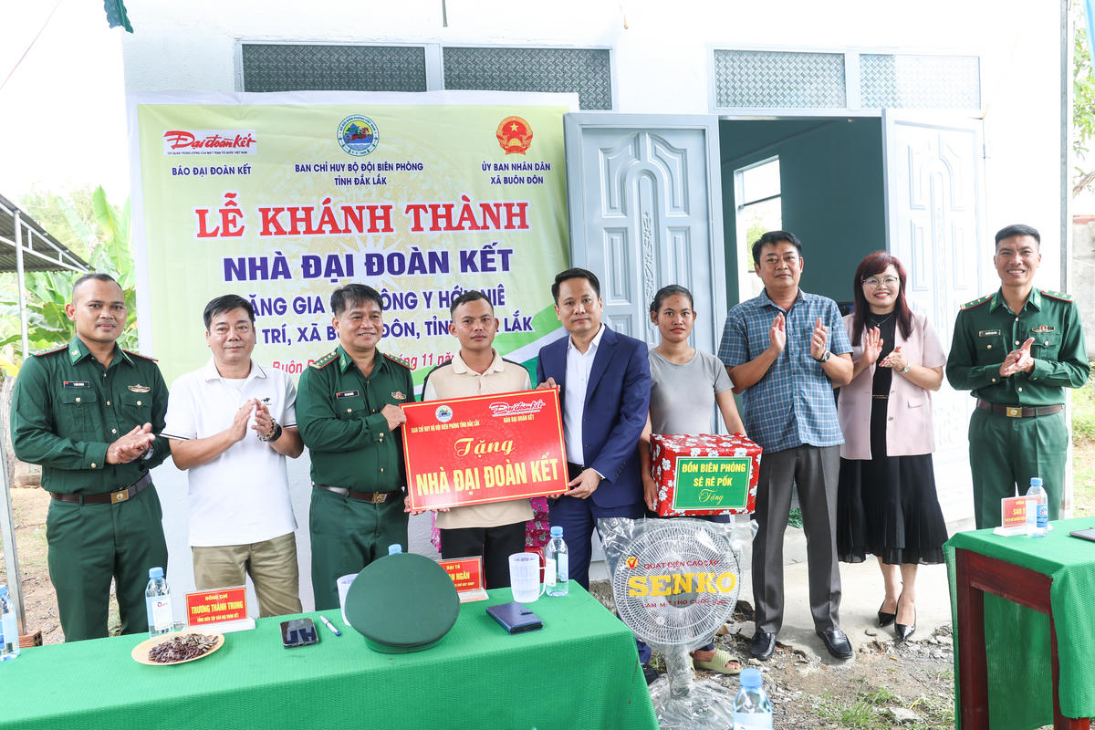 Báo Đại đoàn kết và Bộ đội Biên phòng Đắk Lắk bàn giao nhà Đại đoàn kết tại xã biên giới Buôn Đôn