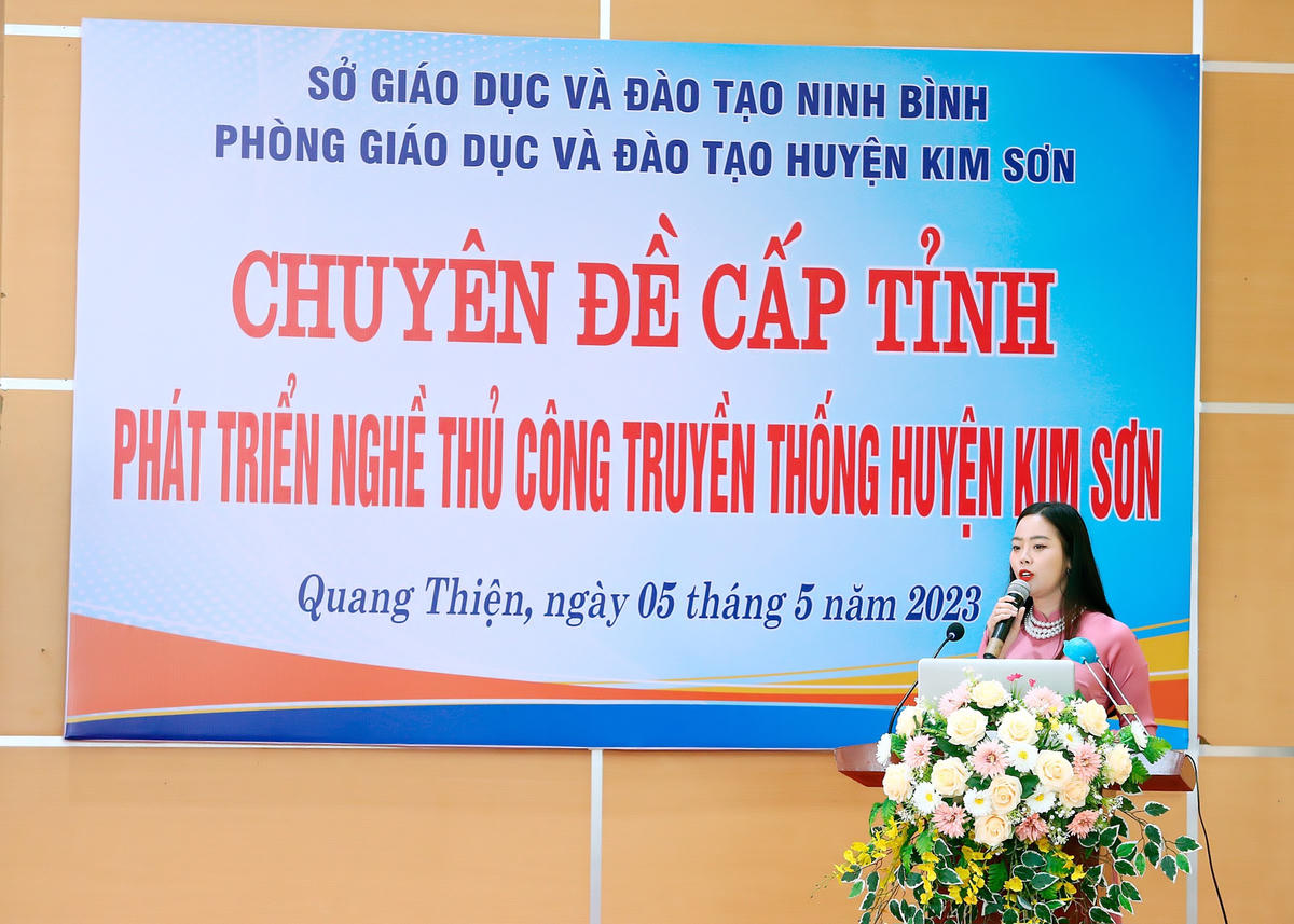 Từ bục giảng, chị Nhi đến với nghề cói bằng tình yêu và duy trì nó bằng niềm tin. Ảnh: T.N
