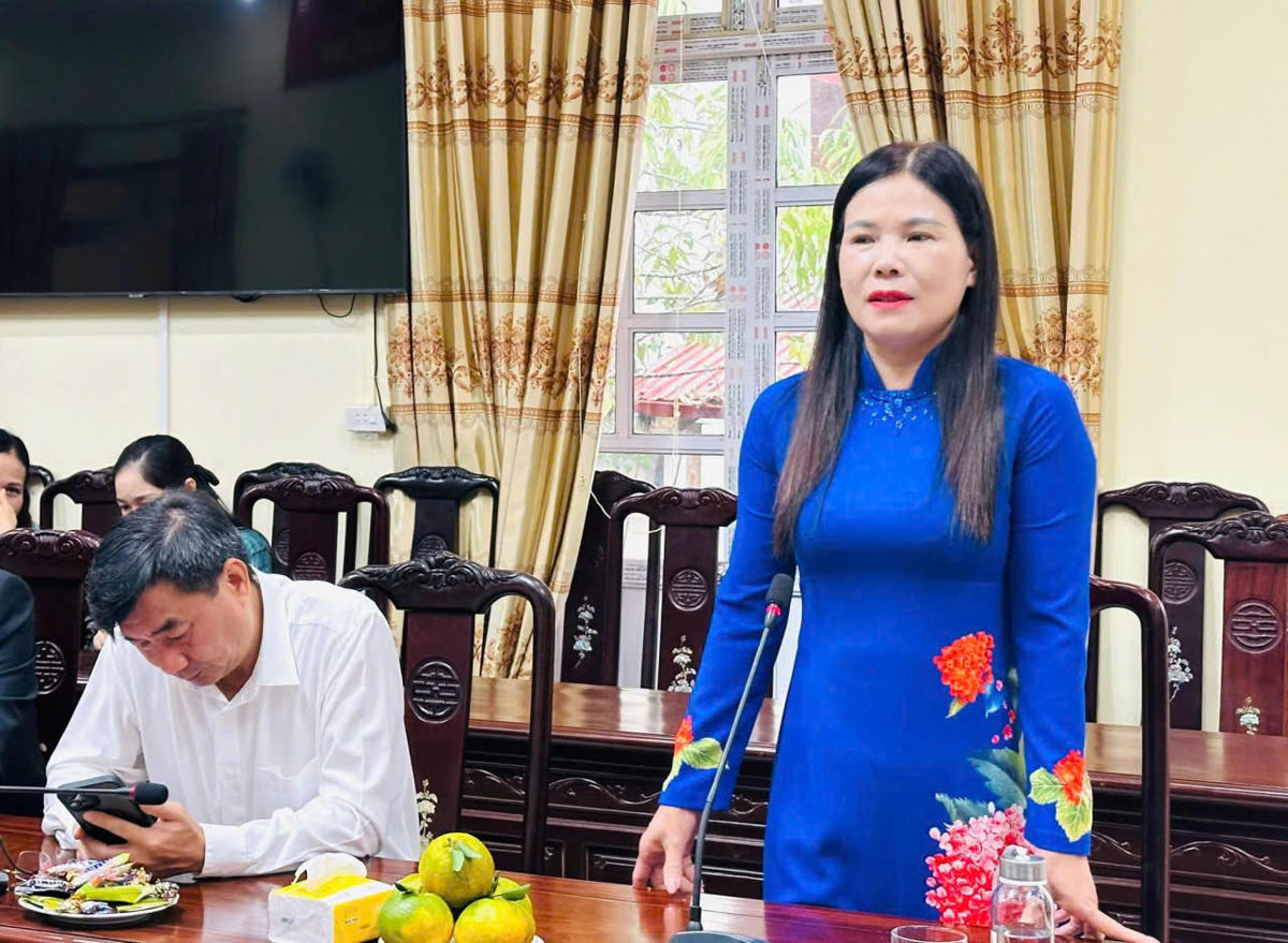 Bà Nguyễn Thị Bích Nhiệm - Phó Chủ tịch Phụ trách Ủy ban MTTQ Việt Nam tỉnh Lào Cai phát biểu. Ảnh: Thanh Xuân.