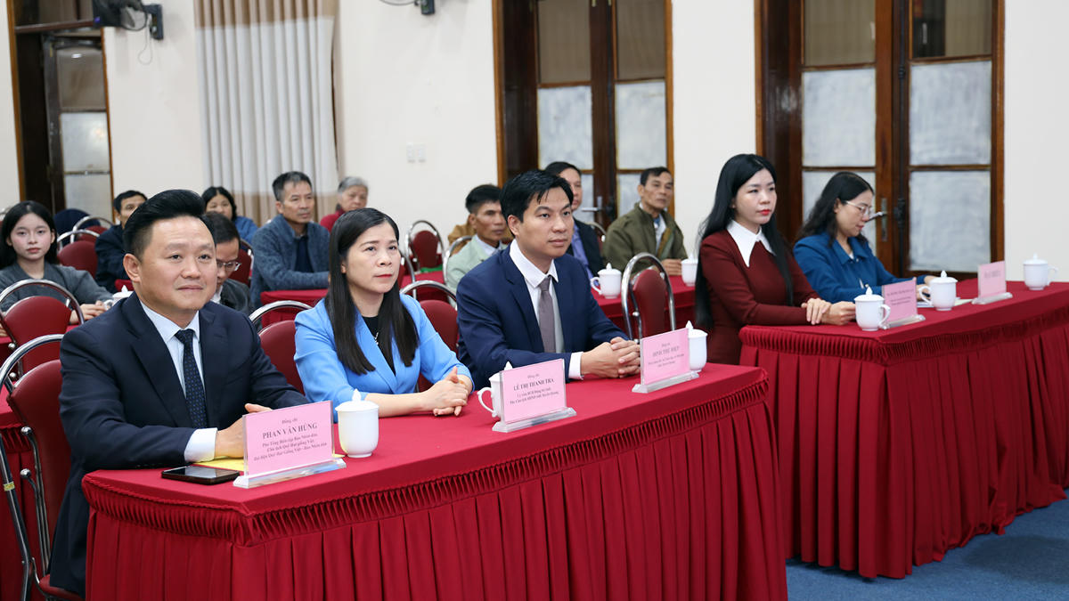 Đại biểu dự chương trình.