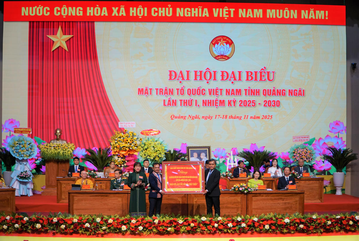 Thường trực Tỉnh ủy Quảng Ngãi chúc mừng Đại hội đại hội MTTQ Việt Nam tỉnh Quảng Ngãi lần thứ I. Ảnh: Chí Đại.