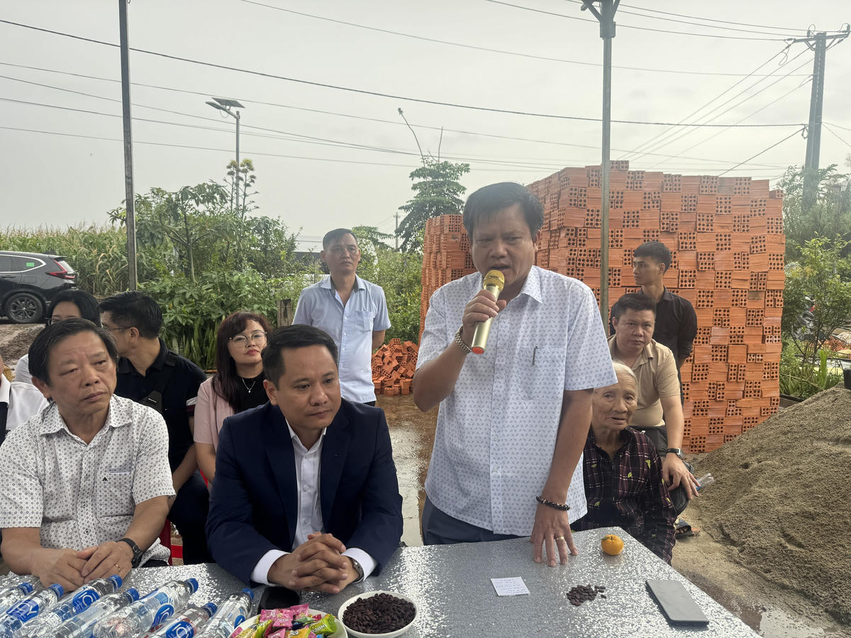 Ông Đặng Văn Bằng, Bí thư Đảng ủy xã Ea Nuôl phát biểu cám ơn Báo Đại đoàn kết và phía Ngân hàng Agribank. Ảnh: Quang Vinh.