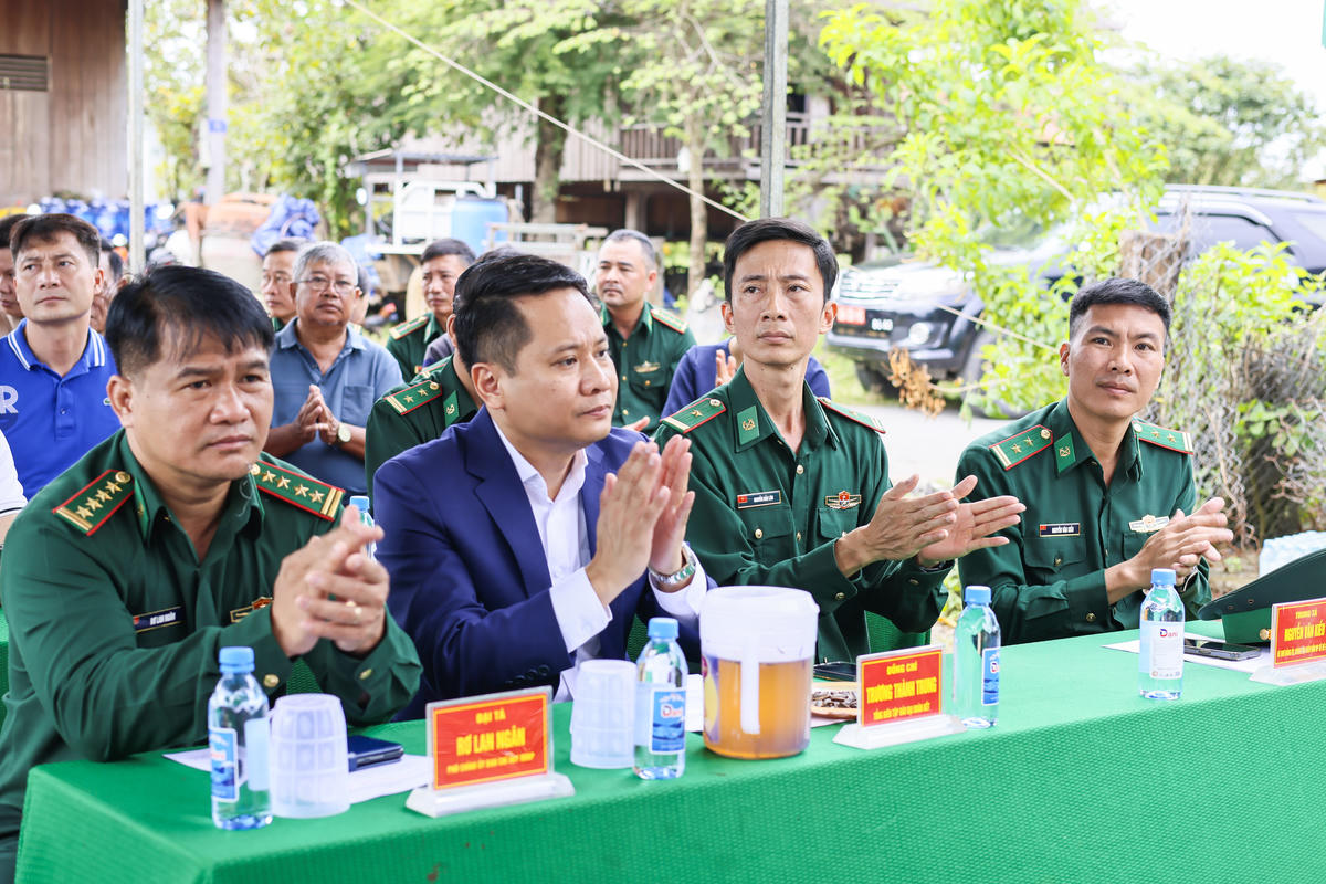 Các đại biểu dự lễ bàn giao nhà. Ảnh: Quang Vinh.