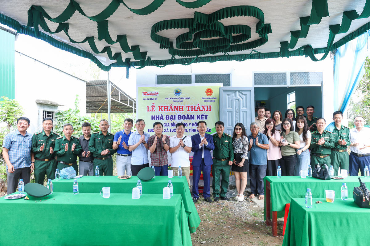 Đoàn công tác Báo Đại đoàn kết và Bộ đội Biên phòng Đắk Lắk chụp ảnh lưu niệm tại lễ bàn giao nhà. Ảnh: Quang Vinh.