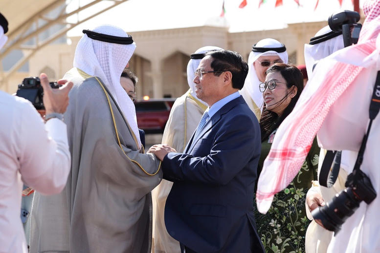 Lễ tiễn Thủ tướng Phạm Minh Chính và Phu nhân cùng đoàn đại biểu cấp cao Việt Nam rời Kuwait - Ảnh: VGP/Nhật Bắc