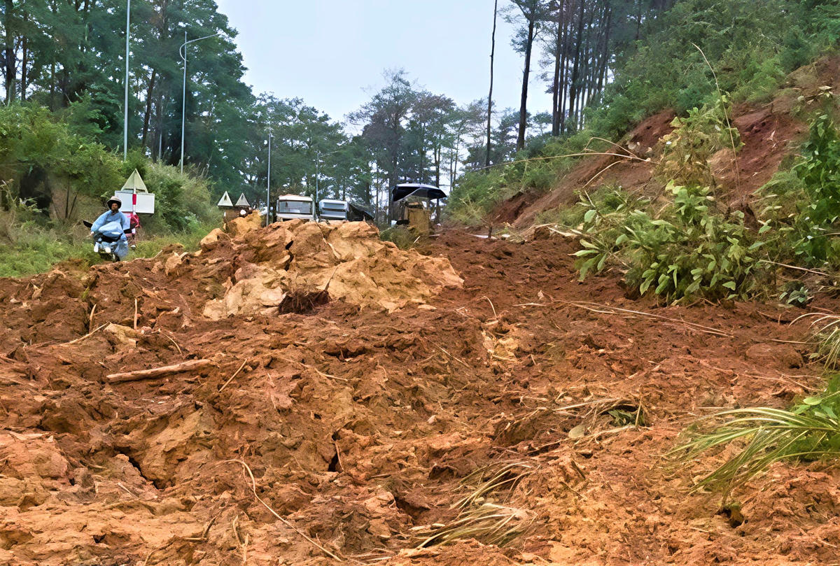 Tuyến đường quốc lộ 24, đoạn qua tỉnh Quảng Ngãi bị sạt lở. Ảnh: CV.