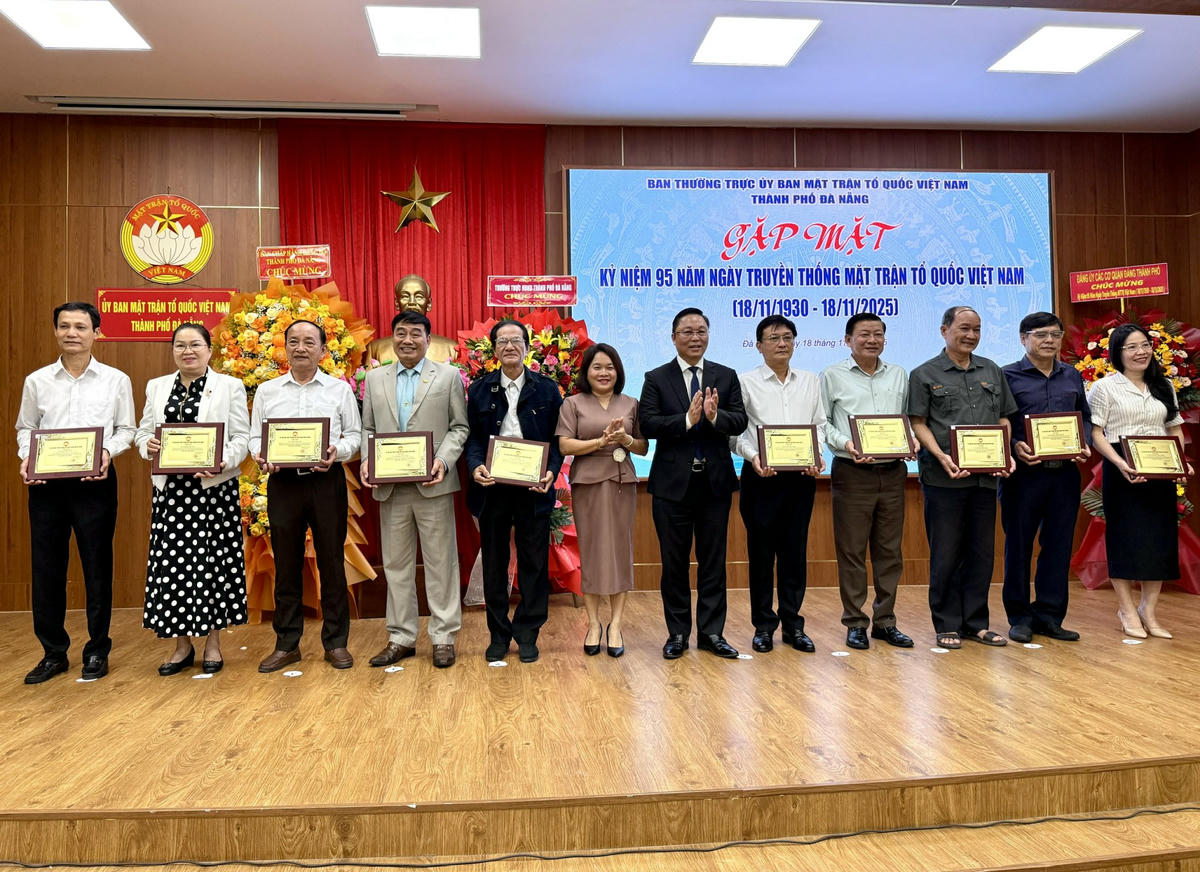 Ông Lê Trí Thanh và bà Huỳnh Thị Thùy Dung tặng quà tri ân. Ảnh: Nguyễn Tú.