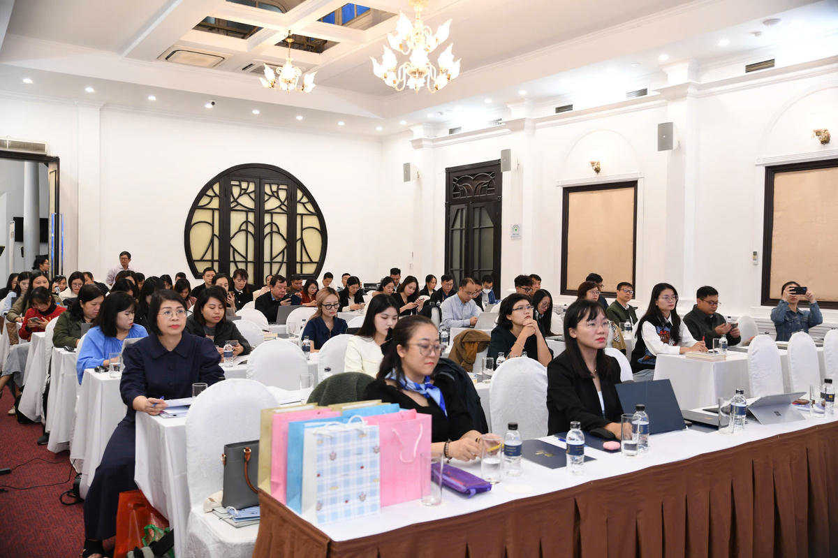 Các giảng viên cùng phóng viên, biên tập viên tại nhiều cơ quan báo chí tại khoá tập huấn. Ảnh: P. Sỹ.