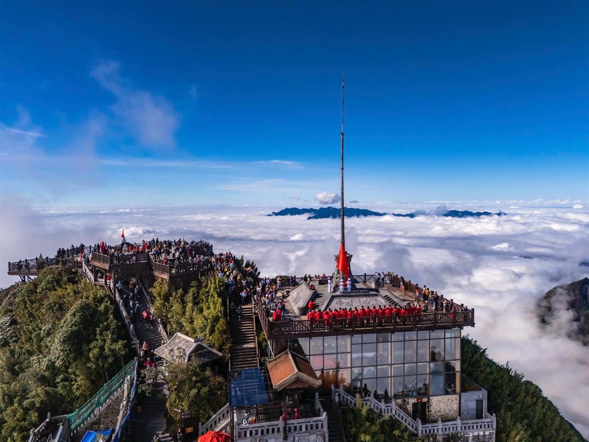 Vẻ đẹp nao lòng của biển mây trắng bồng bềnh nơi đỉnh Fansipan