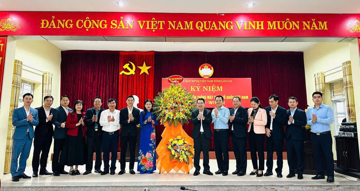 Chủ tịch UBND tỉnh Lào Cai Nguyễn Tuấn Anh tặng hoa chúc mừng Ủy ban MTTQ Việt Nam tỉnh Lào Cai nhân Kỷ niệm 95 năm Ngày truyền thống MTTQ Việt Nam. Ảnh: Thanh Xuân.