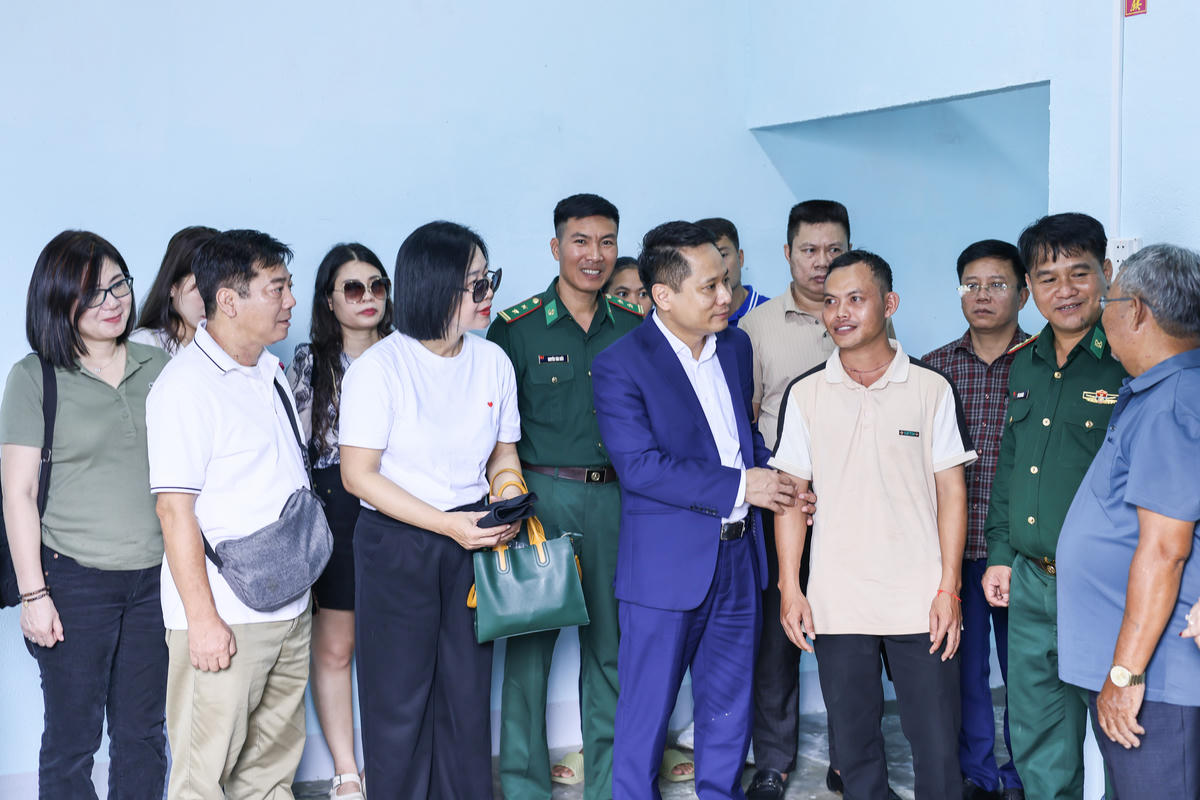  Đoàn công tác Báo Đại đoàn kết thăm quan nhà mới và động viên con của ông Y Hớn Niê cố gắng thoát nghèo, vươn lên trong cuộc sống. Ảnh: Quang Vinh.