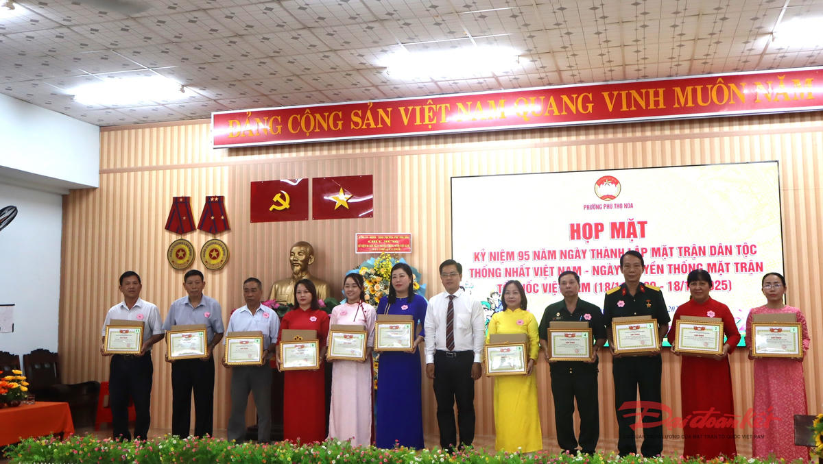 Khen thưởng cho các cá nhân, tập thể đã có nhiều thành tích, xuất sắc hoàn thành các nội dung công trình, mô hình chào mừng Đại hội Mặt trận vừa qua. Ảnh: Hồng Phúc.