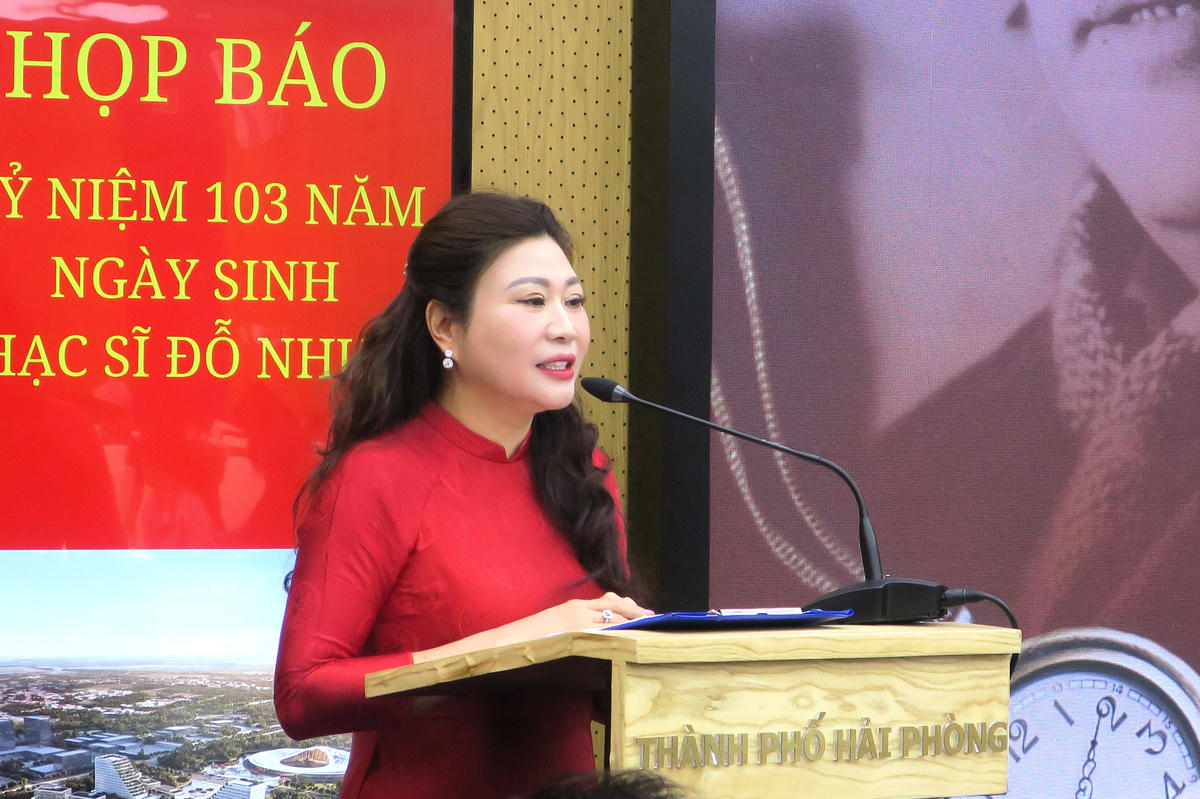 NSND Khánh Hòa, Giám đốc Nhà hát Nghệ thuật đương đại Hải Phòng thông tin về chương trình nghệ thuật. Ảnh: PT.