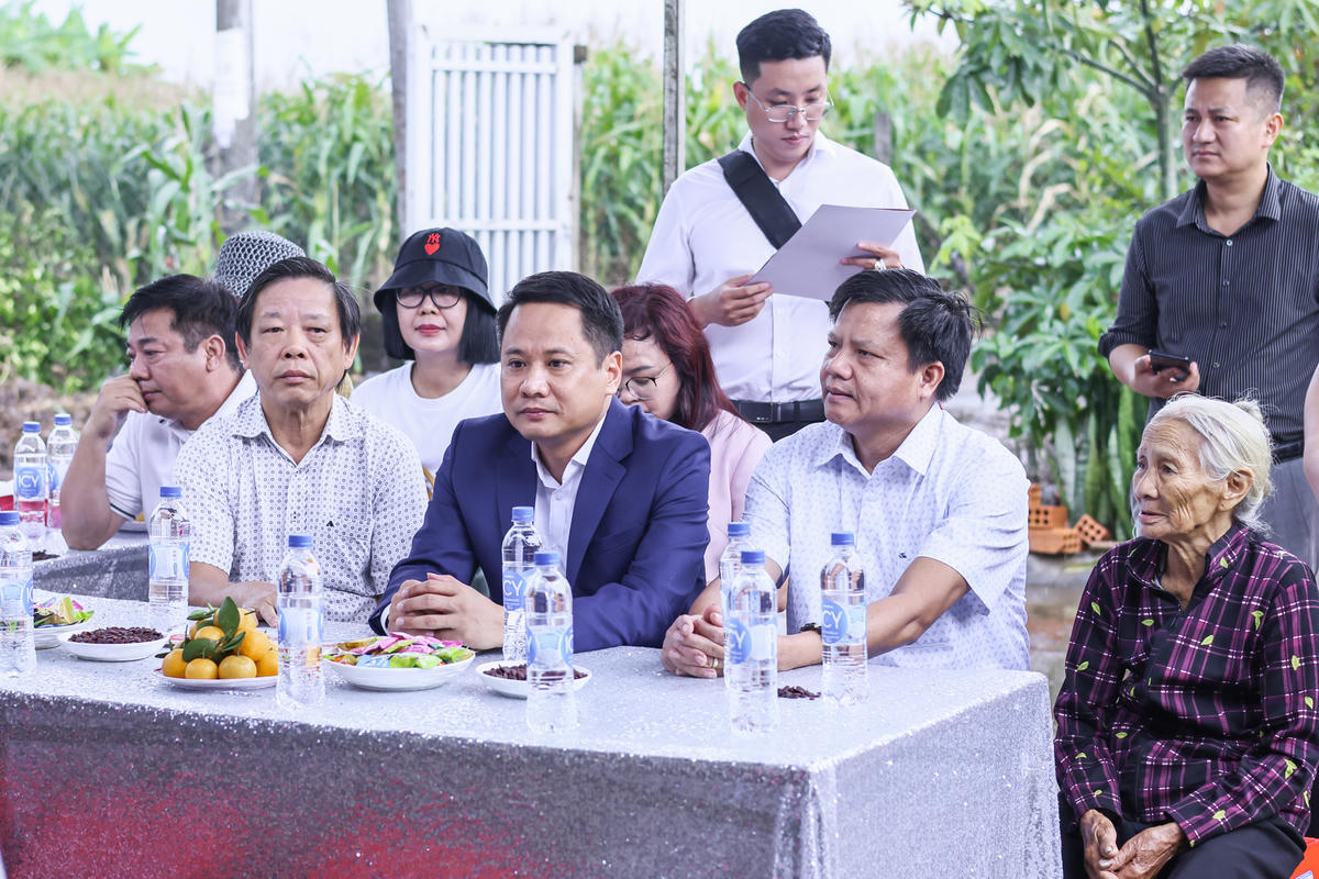 Các đại biểu dự Lễ khởi công nhà Đại đoàn kết. Ảnh: Quang Vinh.