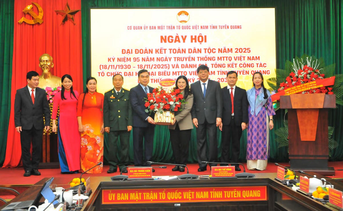 Phó Chủ tịch UBND tỉnh Tuyên Quang Vương Ngọc Hà tặng hoa chúc mừng Ngày hội.. Ảnh: Xuân Trường.