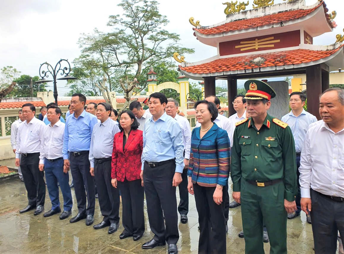 Chủ tịch nước Lương Cường và Chủ tịch Ủy ban Trung ương MTTQ Việt Nam Bùi Thị Minh Hoài tại Nhà tưởng niệm Tổng đốc Hoàng Diệu. Ảnh: Tấn Thành.