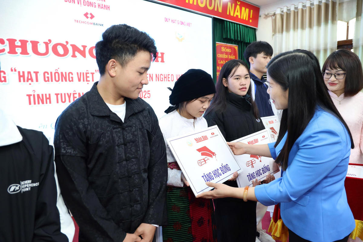 Phó Chủ tịch HĐND tỉnh Tuyên Quang Lê Thị Thanh Trà trao học bổng cho sinh viên có hoàn cảnh khó khăn.