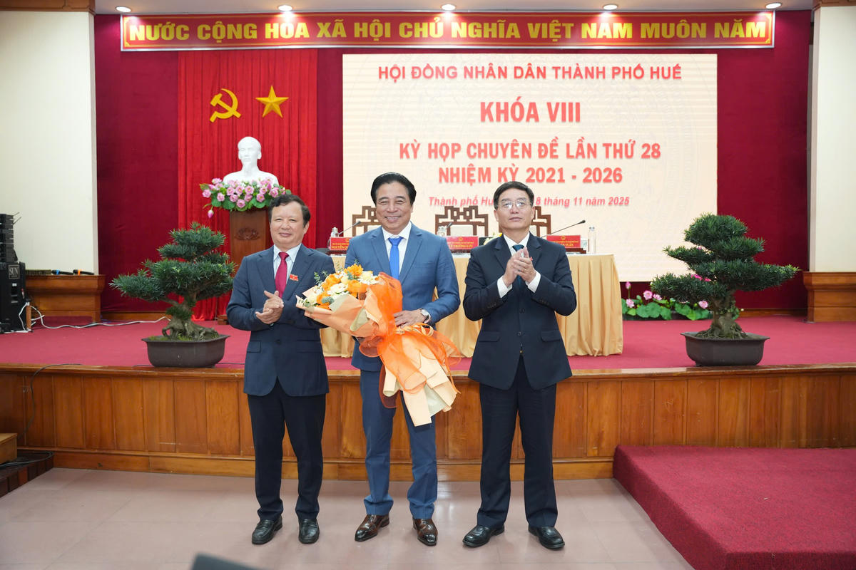 Lãnh đạo thành phố Huế tặng hoa chúc mừng ông Nguyễn Khắc Toàn - Chủ tịch UBND thành phố Huế. Ảnh: N.M.