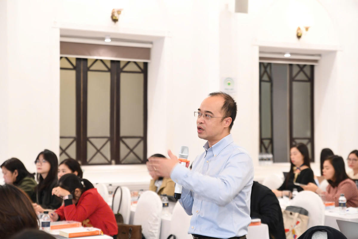 Khoá tập huấn đã có sự tương tác, trao đổi giữa giảng viên và các phóng viên, biên tập viên để từ đó làm rõ, đưa ra phương án bảo vệ, đảm bảo an toàn cho trẻ trên không gian mạng. Ảnh. P. Sỹ.