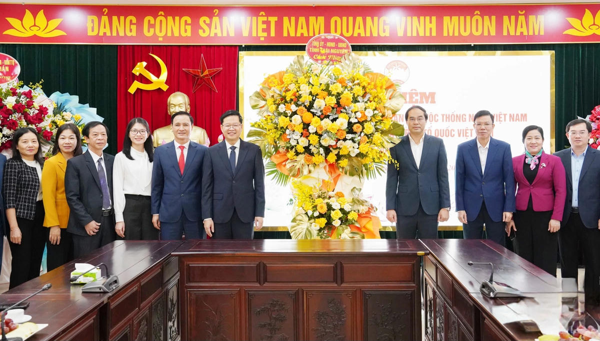 Bí thư Trịnh Xuân Trường và các Ủy viên Ban Thường vụ Tỉnh ủy Thái Nguyên tặng hoa chúc mừng Ủy Ban MTTQ tỉnh Thái Nguyên. Ảnh: Báo TN.