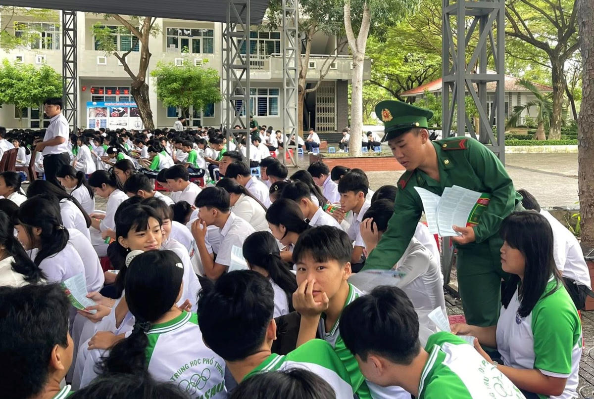 Đồn Biên phòng Phước Hải phát tờ rơi tuyên truyền cho học sinh. Ảnh: Quang Anh.