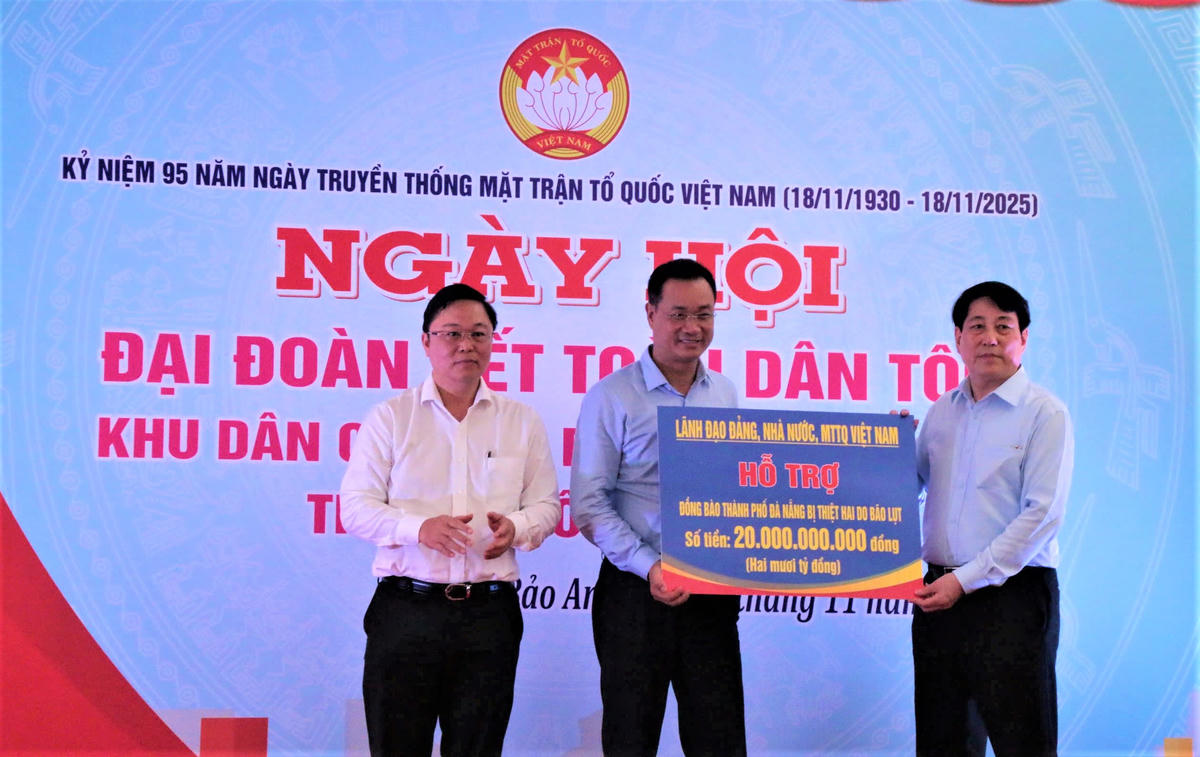 Chủ tịch nước Lương Cường trao tặng kinh phí 20 tỷ đồng đến Đảng bộ, chính quyền và nhân dân TP Đà Nẵng khắc phục kịp thời thiên tai. Ảnh: Chí Đại.