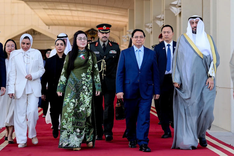 Ngay sau khi kết thúc tốt đẹp chuyến thăm chính thức Kuwait, Thủ tướng Phạm Minh Chính và Phu nhân cùng đoàn đại biểu cấp cao Việt Nam rời Kuwait - Ảnh: VGP/Nhật Bắc