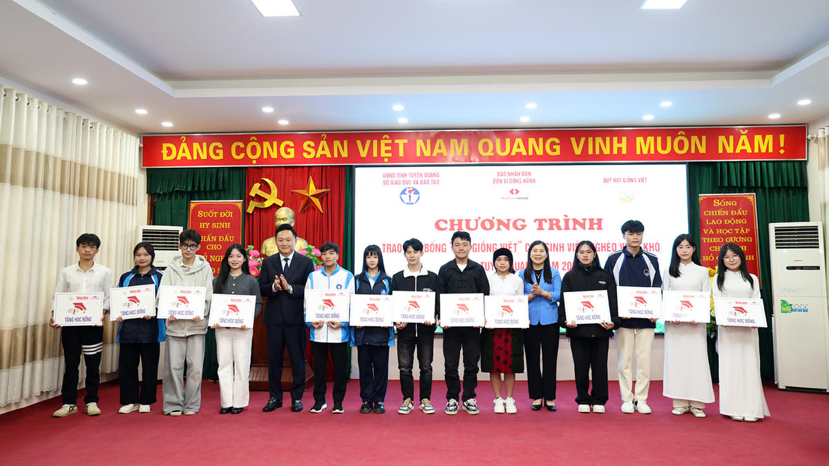 Ông Phan Văn Hùng, Phó Tổng Biên tập Báo Nhân Dân và bà Lê Thị Thanh Trà, Phó Chủ tịch HĐND tỉnh Tuyên Quang trao học bổng cho các sinh viên nghèo vượt khó.